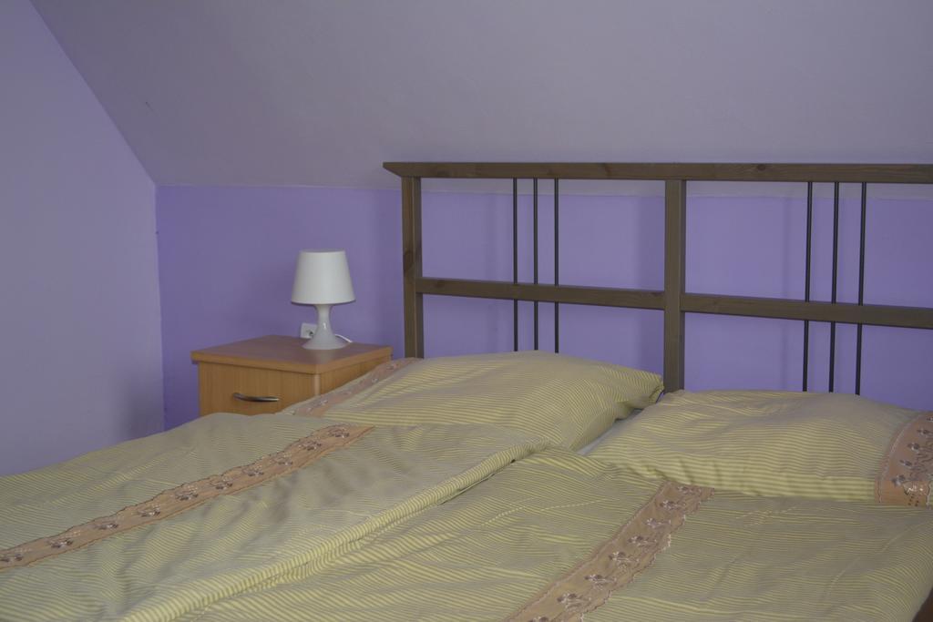 Petunia-Dom S Dvoma Spalnami Bešeňová Rum bild