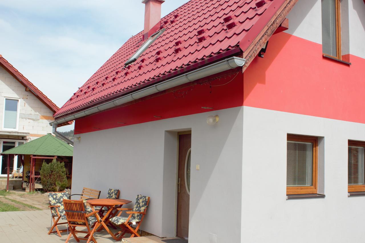 Petunia-Dom S Dvoma Spalnami Bešeňová Exteriör bild