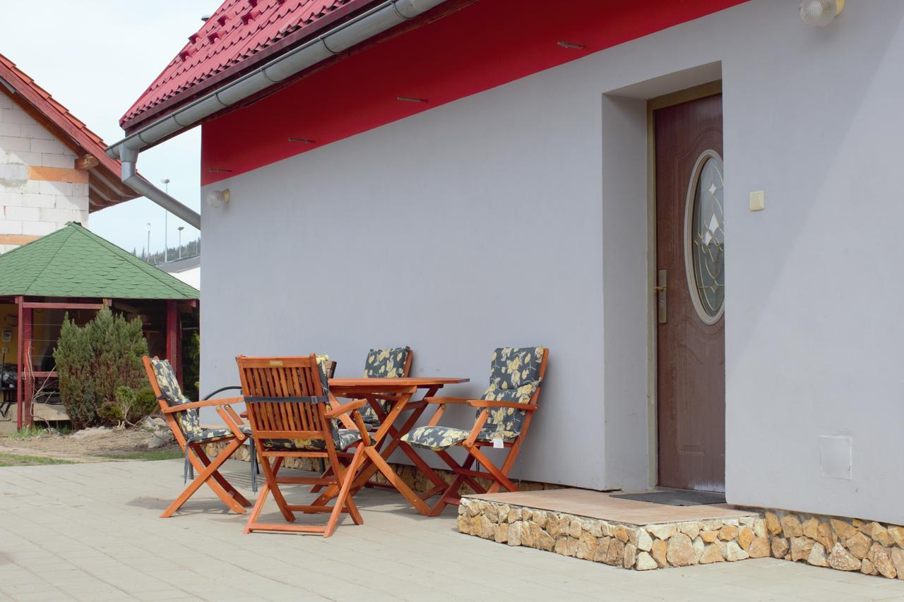 Petunia-Dom S Dvoma Spalnami Bešeňová Exteriör bild